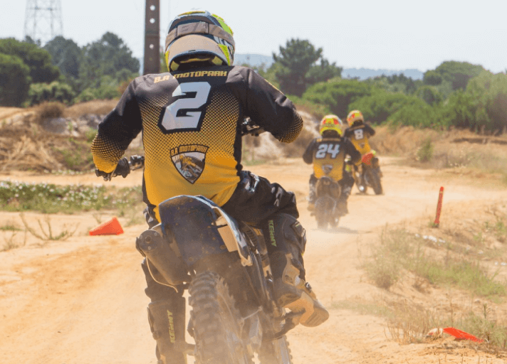Bruna Antunes teaching a group of children in a motocross class