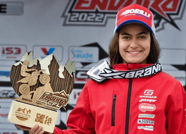 Bruna Antunes receiving a motocross award