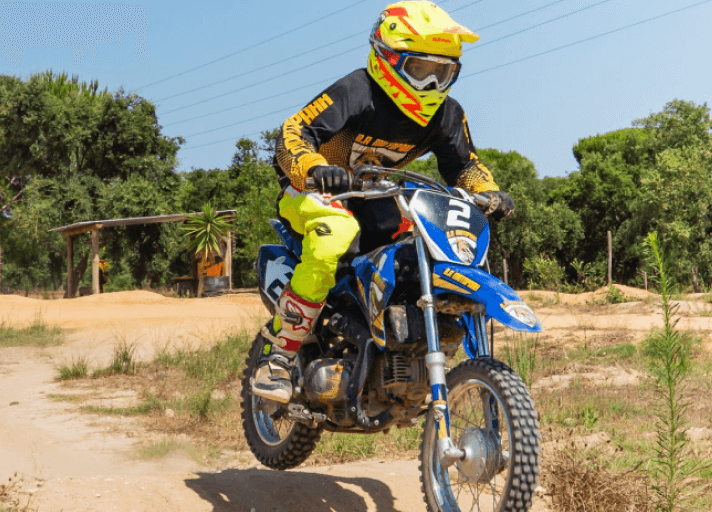 Bruna Antunes giving personalized riding tips to a young motocross student